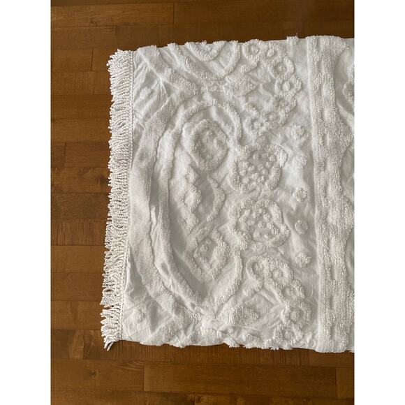 Columbine Cody Home Collection white chenille bedspread fringe full bed - Picture 10 of 12